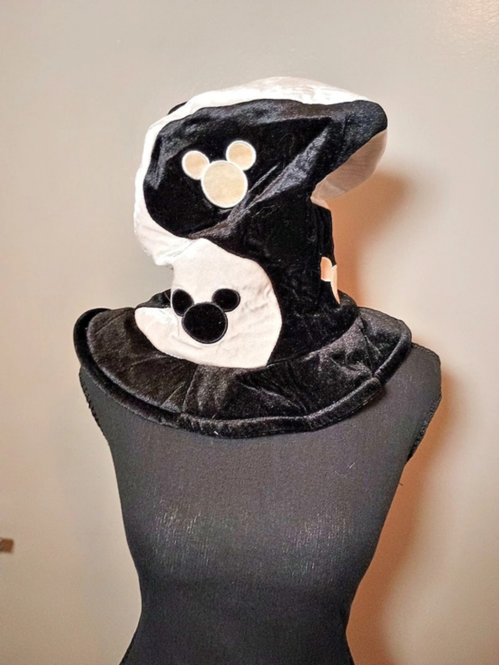 Disney Mickey Mouse  Hat Black & White Like New